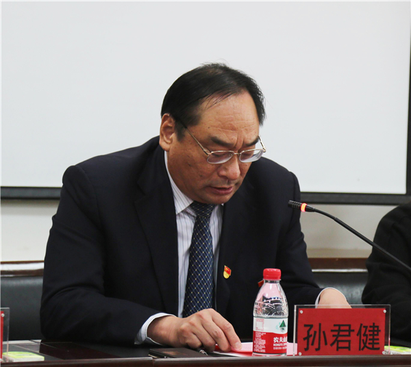 河南大學(xué)副校長(zhǎng)孫君健（左）致辭.JPG