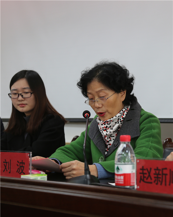 校友工作與教育發(fā)展基金會(huì)主任劉波（中）宣讀《“騰飛”獎(jiǎng)助學(xué)金管理辦法》.JPG